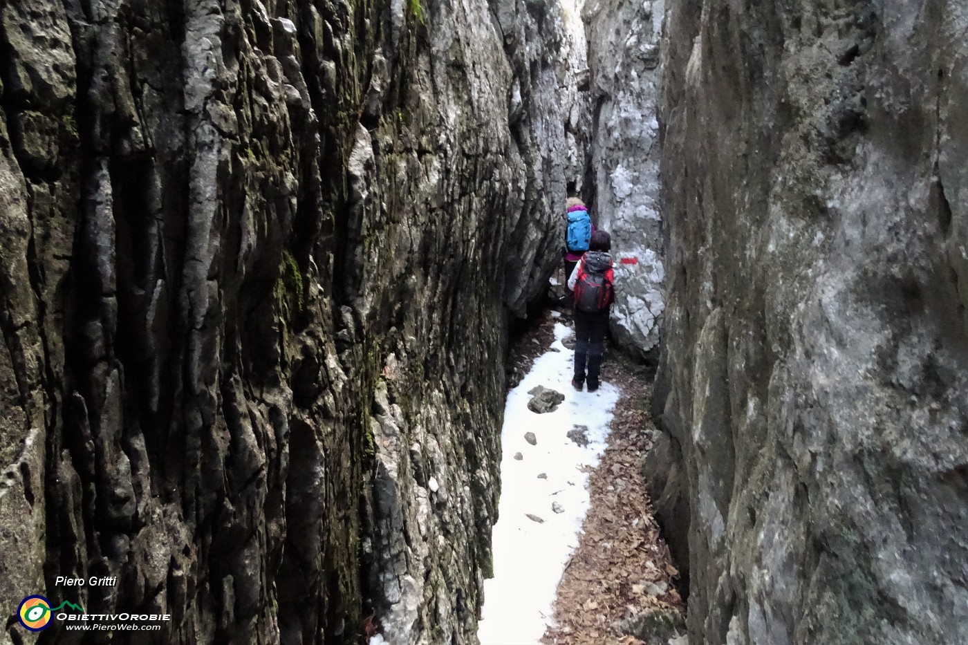 22 Nella suggestiva strettoia rocciosa del Buco della Carolina.JPG